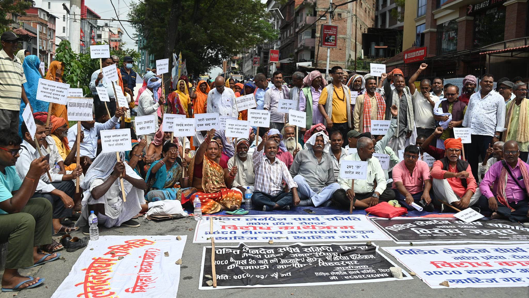 मिटरब्याजपीडितपछि माइतीघरमा साहुहरूको प्रदर्शन, अध्यादेश खारेज गरी तमसुकका आधारमा मुद्दा दर्ता गर्न माग (तस्वीरहरू)